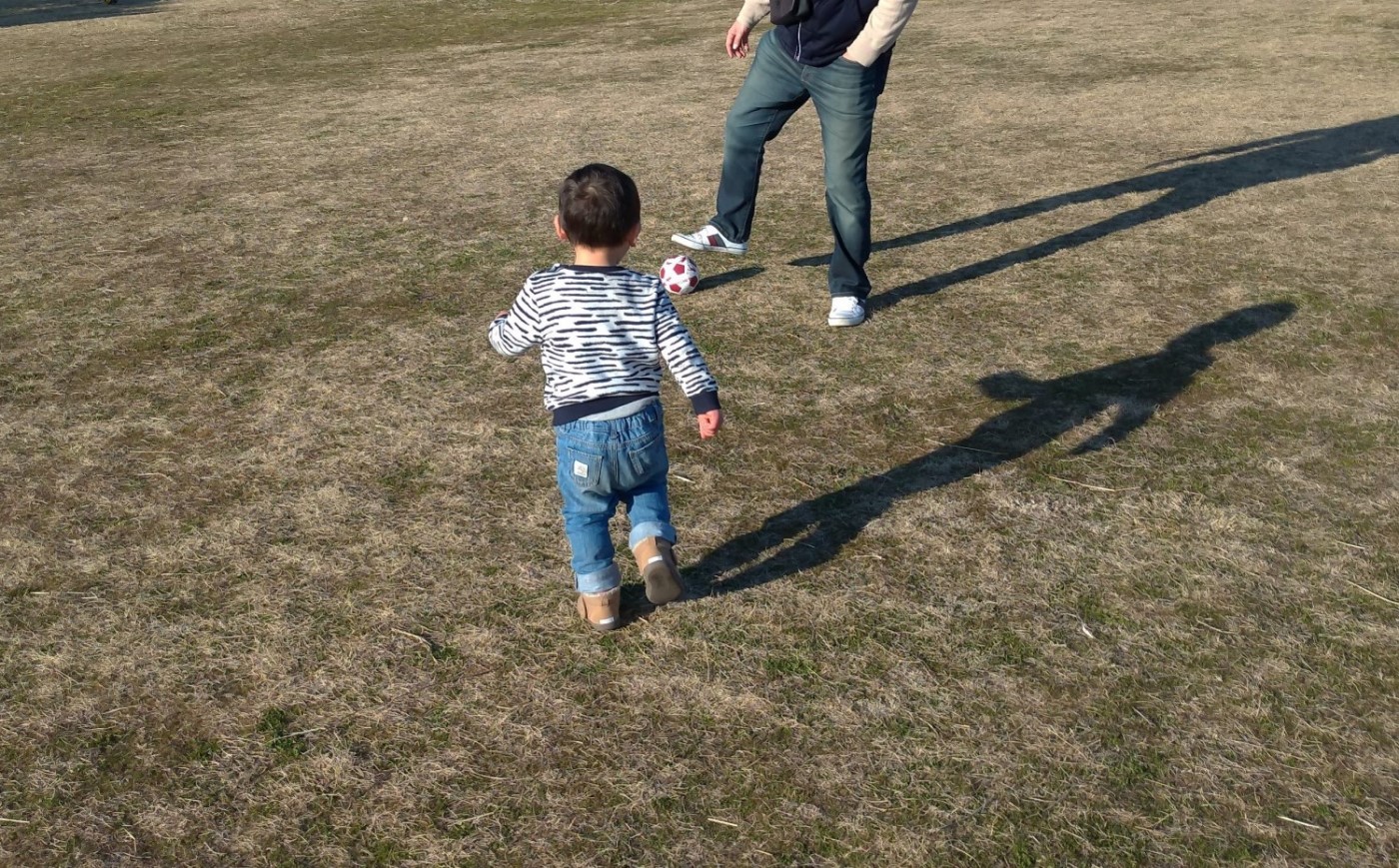 親子でサッカーボール遊び